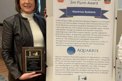 Jane Dauffenbach receiving the Jim Flynn award for Aquarius Systems.