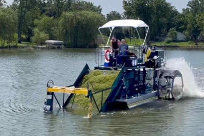 HM-420 aquatic plant harvestering cutting lake weeds.